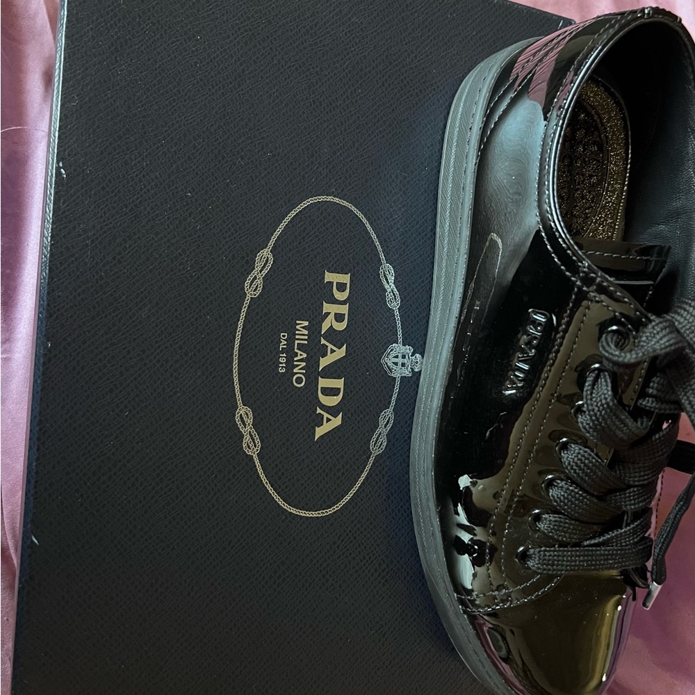 Beautiful well kept Authentic Prada flats